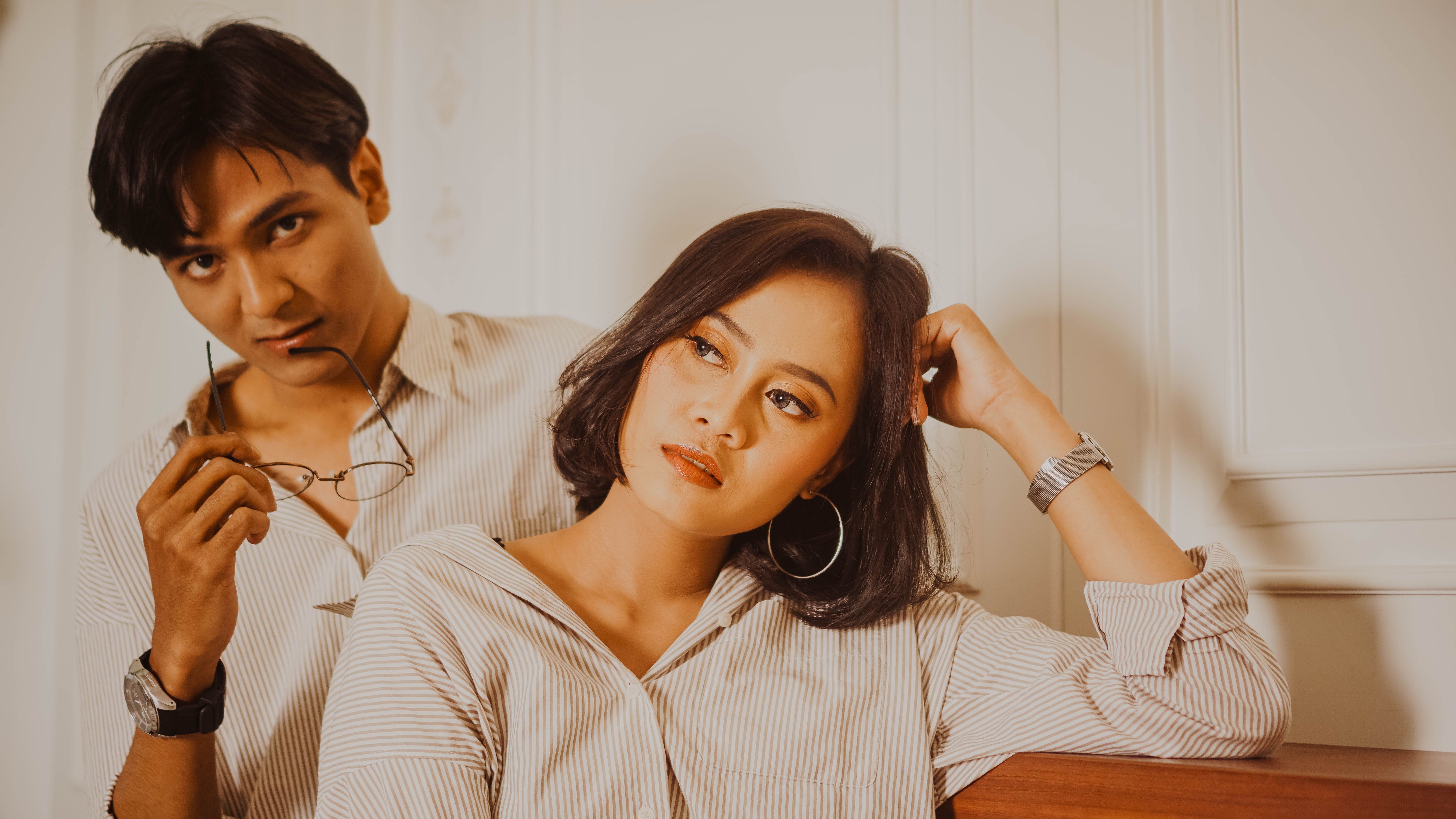 Pasangan berpose hangat di dalam ruangan