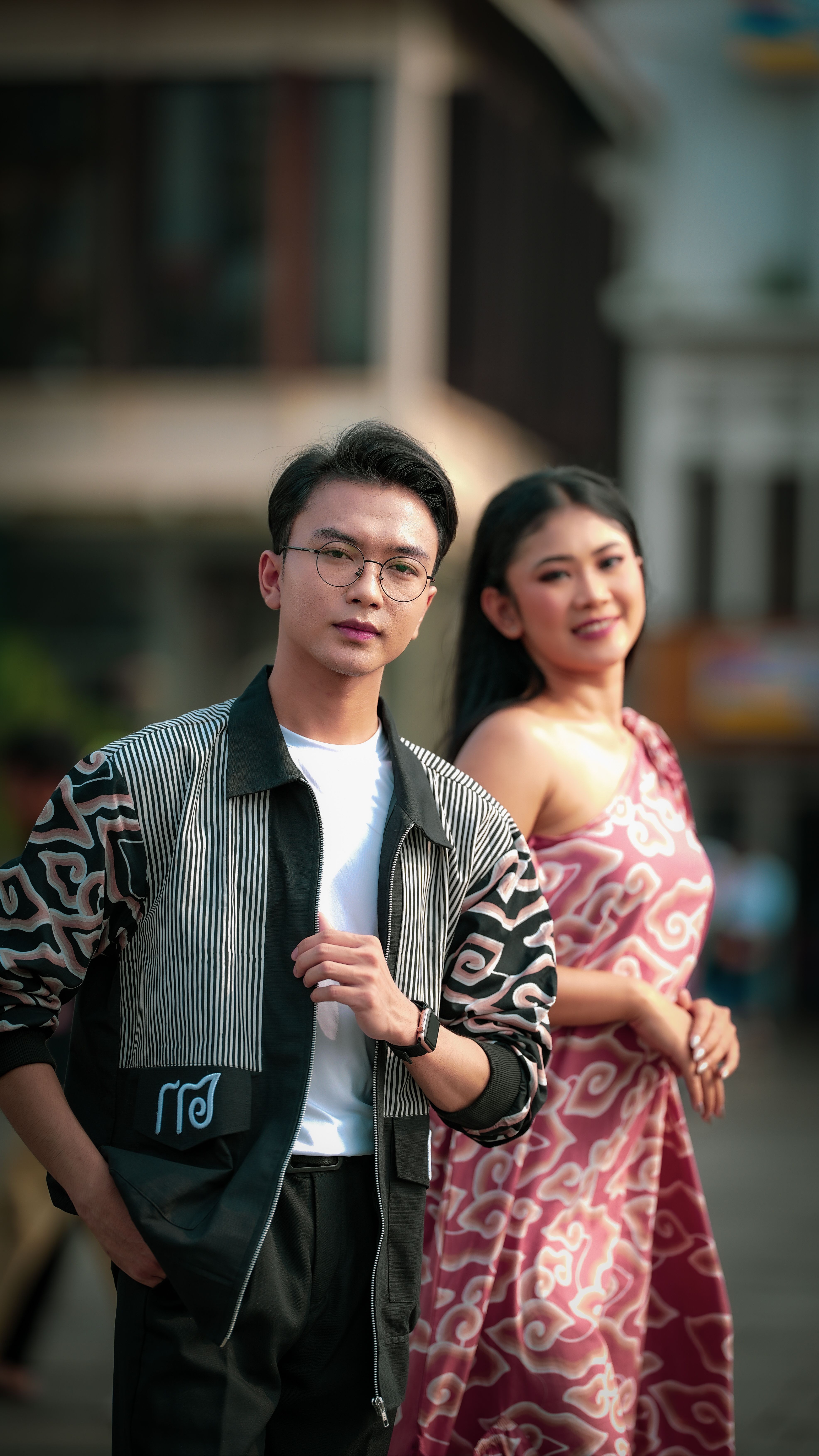 Pasangan berbatik bergaya kasual di kota